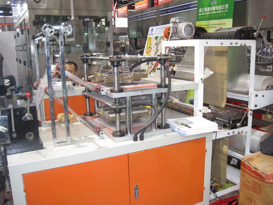 China Doppelschicht-Polyäthylen-Handschuh, der Maschine, Plastikausschnittmaschinerie herstellt fournisseur